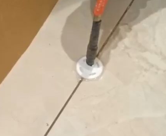 汨罗瓷砖空鼓维修公司专业解答瓷砖在铺贴过程中，如果没有涂抹均匀到位的粘结材料（如水泥砂浆或瓷砖胶），可能会导致以下问题