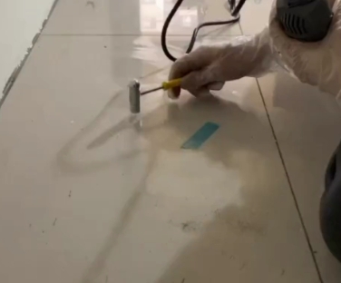 汨罗瓷砖开裂维修公司专业分享瓷砖在铺贴前如果没有沥干水分，将会导致以下问题