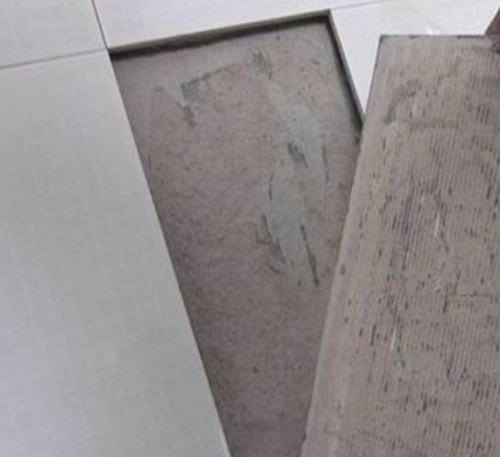 汨罗瓷砖空鼓维修公司分享瓷砖铺贴时如果打浆（即涂抹在瓷砖背面和基层上的砂浆或瓷砖胶）过少，会带来以下问题